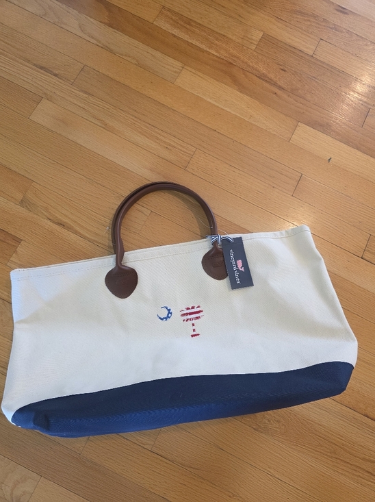 Vineyard Vines Handbags - Vineyard Vines Palm And Crescent Tote